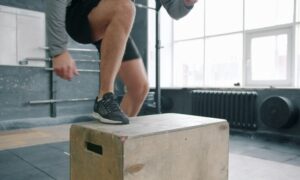 7 Latihan Otot Kaki di Rumah Agar Tetap Kuat dan Mandiri di Masa Tua